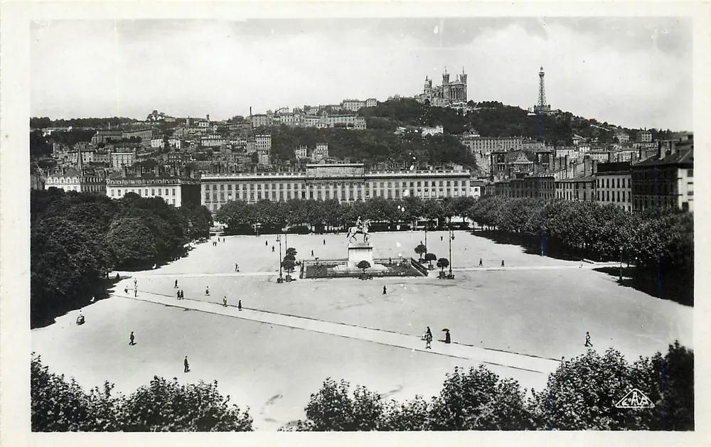 Place Bellecour et côteau de Fourvière — Lyon — éditeur REAL-PHOTO, n° (46) - Recto