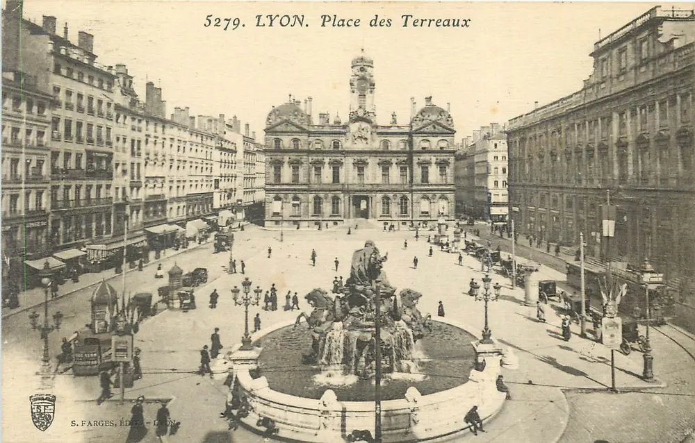 Lyon. Place des Terreaux — visão da fonte e do hotel de cidade — S. Farges, editor, n° 5279 - Frente