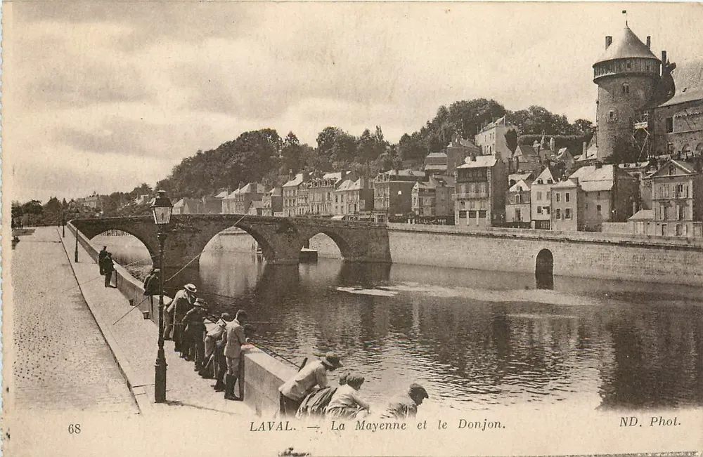 A Mayenne e o Donjon — LaVAL — ND. Fot. - Frente
