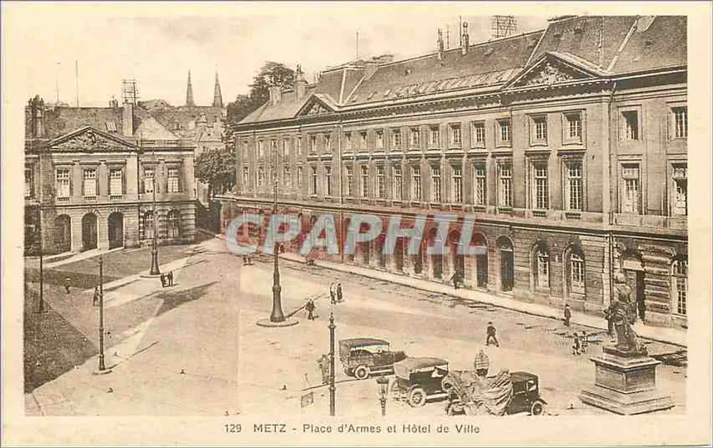 Metz - Place d'Armes et Hôtel de Ville — vue panoramique avec voitures d'époque — éditeur Ch. Fischer, Thionville - Recto