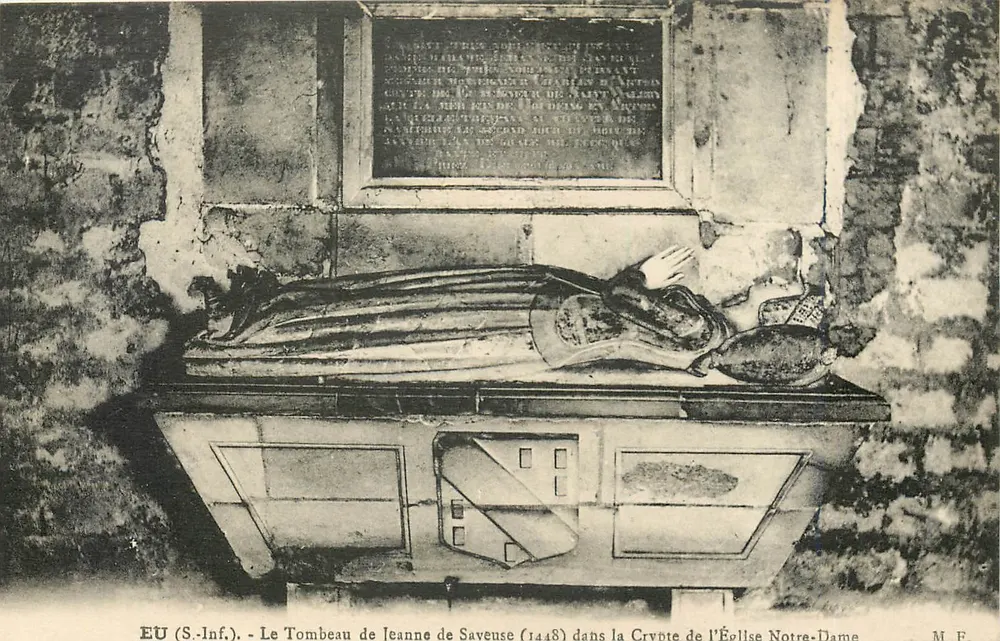 EU (S-Inf.) - Das Grab von Jeanne de Saveuse (1448) in der Krypta der Kirche Notre-Dame - Vorderseite