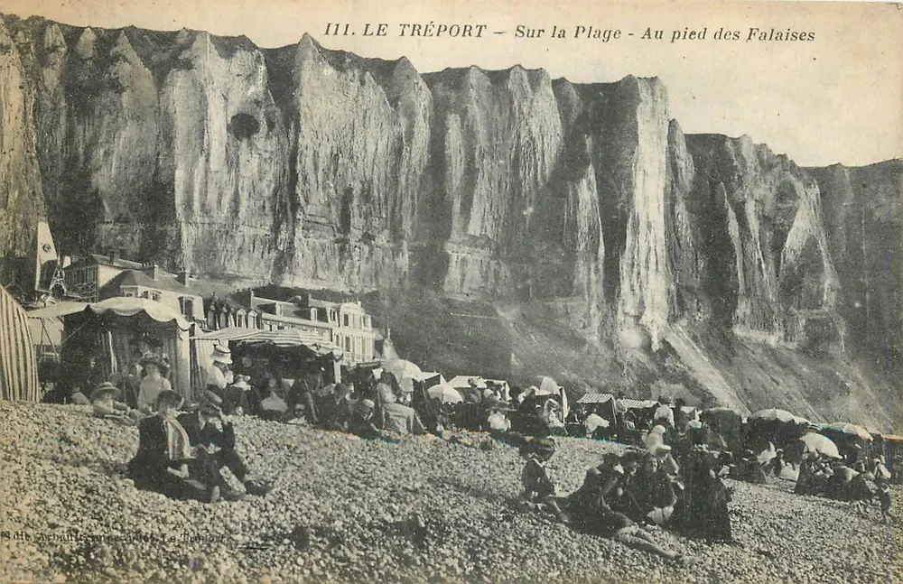 Le Tréport — Auf der Strand — Am Fuße der Klippen — Alb. Aernault, Paris - Vorderseite