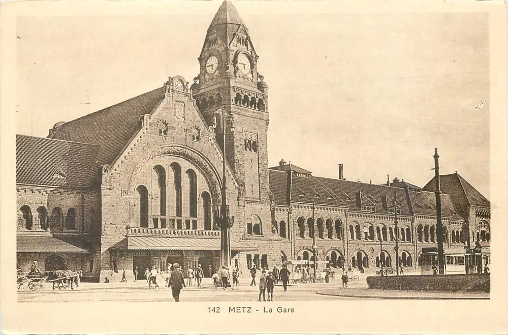METZ - A Estação — vista da estação com seu imponente campanário de relógio — edição Ch. Fischer, Thionville - Frente