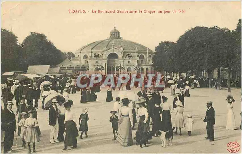 Troyes - Der Boulevard Gambetta und der Cirque an einem Festtag - Vorderseite