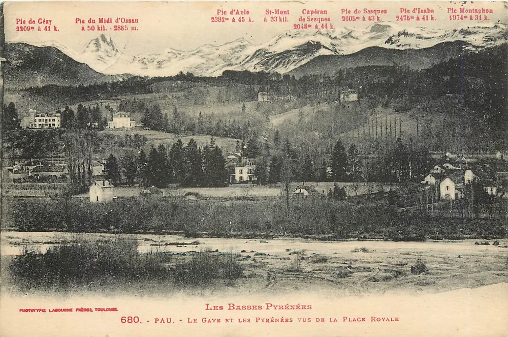 Die Basses Pyrénées von der Place Royale aus gesehen — Pau - Vorderseite