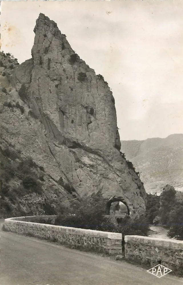 Le Trou du Curé — Défilé de la Pierre Lys — Éditions PAGES Perpignan - Front