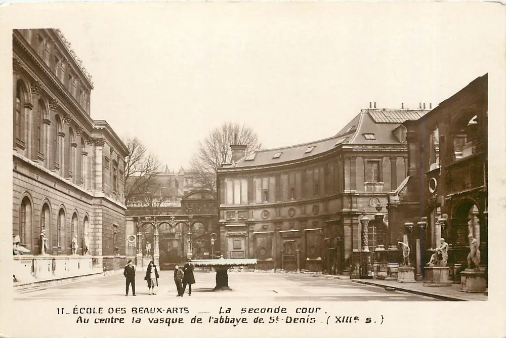 Akademie der Bildenden Künste — Der zweite Hof. In der Mitte das Becken der Abtei Saint-Denis (13. Jahrhundert) - Vorderseite