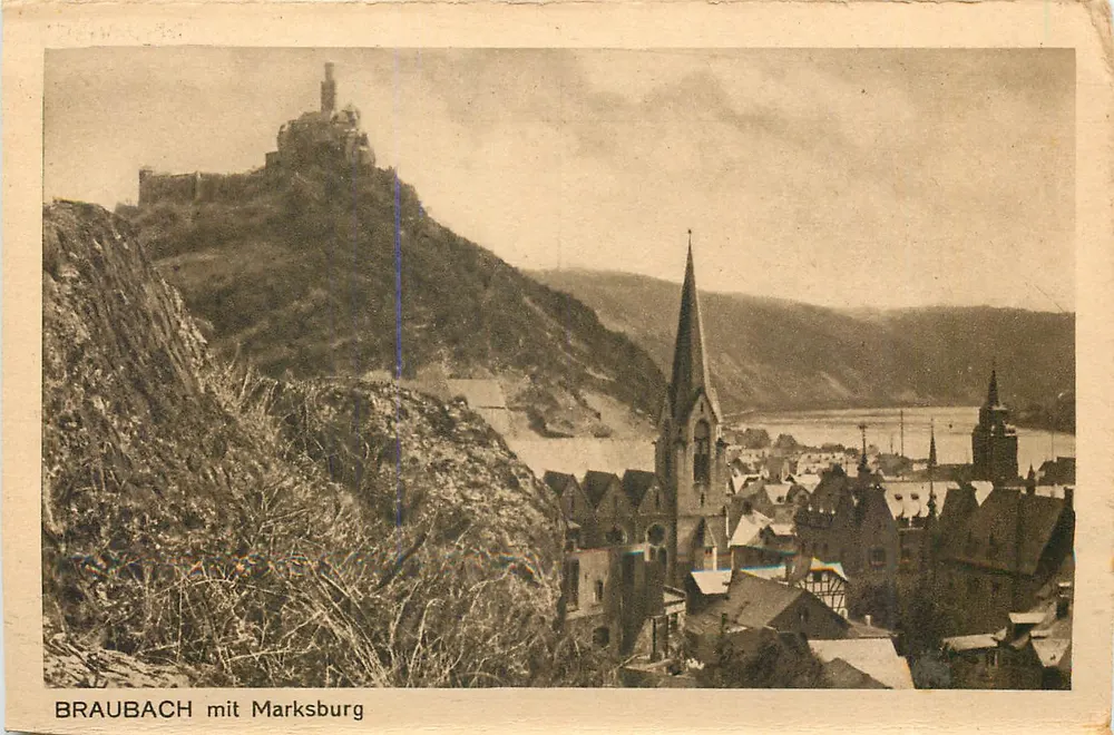 Braubach com Marksburg — vista panorâmica do vilarejo e do castelo sobre rocha — número de série não visível - Frente