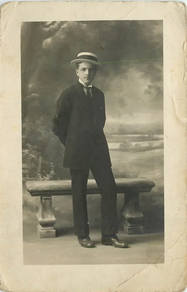 Young man in costume — studio — R. Guillermin, Besançon, n° 1440 - Front