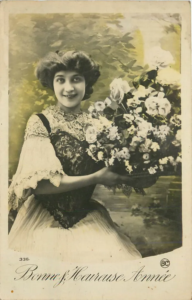 Jovem mulher segurando um buquê de rosas — Bonnef. Haurauase, n°335 — BC - Frente