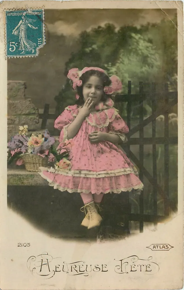 Dziewczyna w różowej sukni — 'Heureuse Fête' — Atlas, n°2105 - Awers