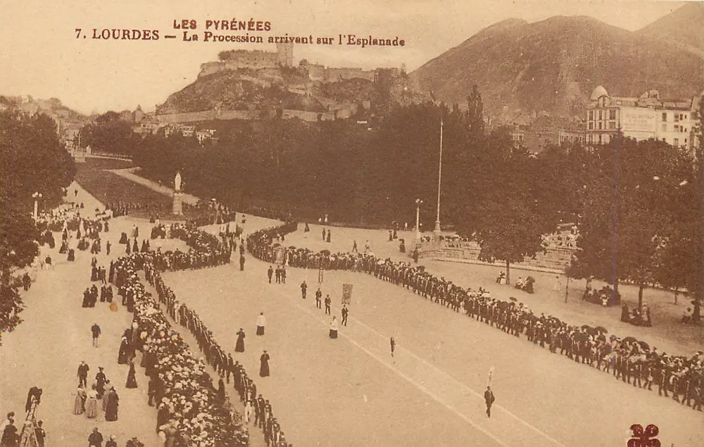 Lourdes — A Procissão chegando à Esplanada — Os Pirineus - Frente