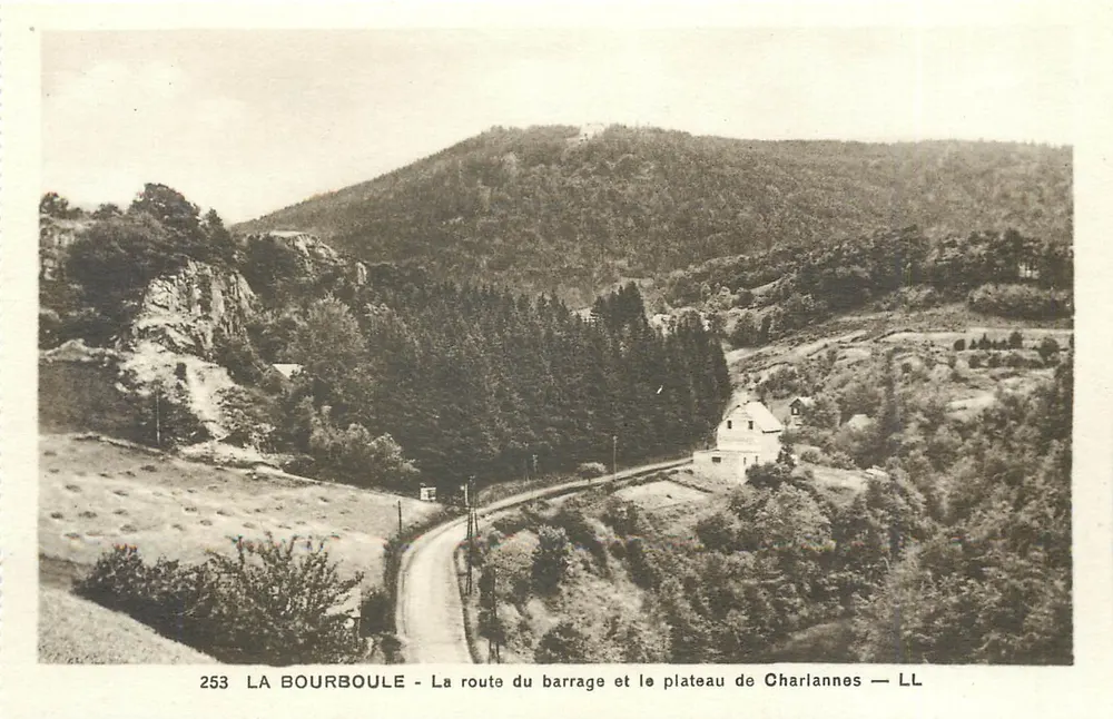 La Bourboule - La route du barrage et le plateau de Charliannes — LL — n° 253 - Recto