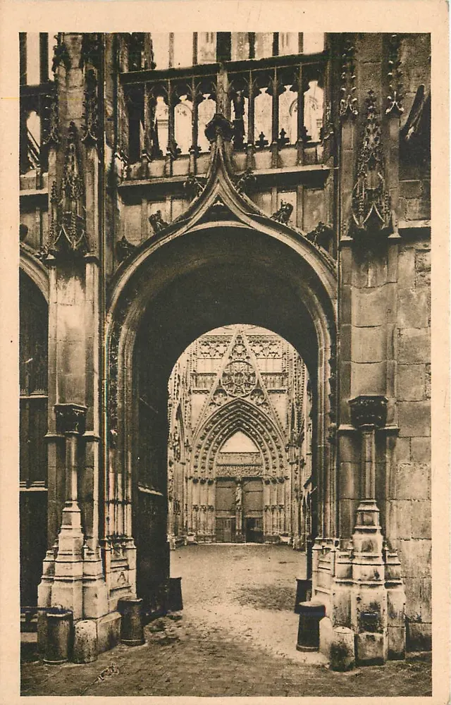 Entrance to the Door of the Booksellers — Rouen — Publisher Lévy et Nudelman, 572 - Front