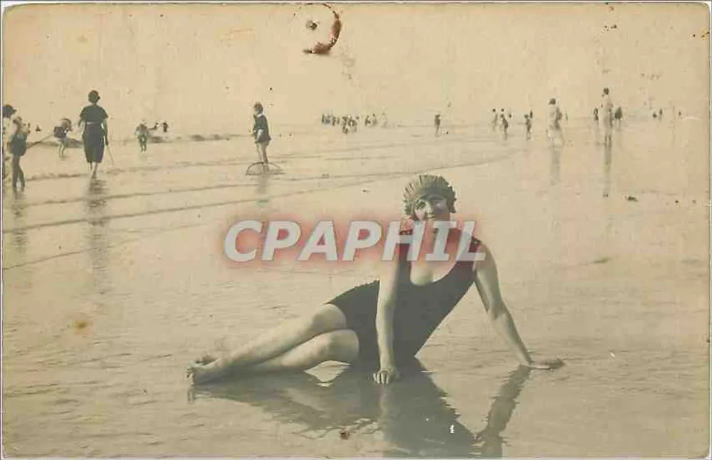 Femme en maillot de bain — plage animée — éditeur inconnu - Recto