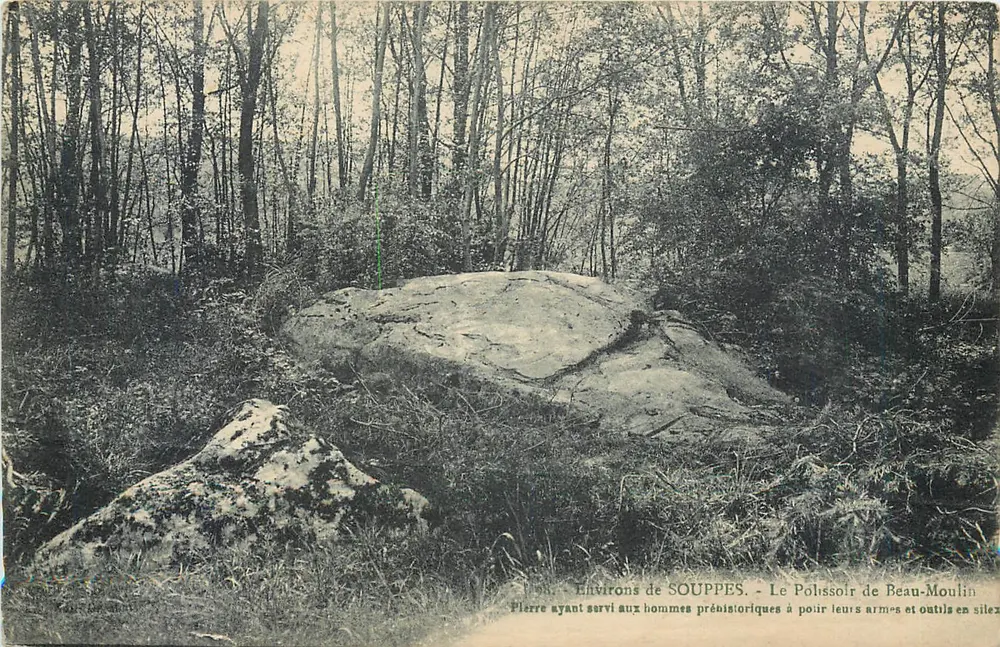 Aproximadamente SOUPPES - O Polissoir de Beau-Moulin — Pedra que foi usada pelos seres pré-históricos para polir suas armas e ferramentas de sílex - Frente