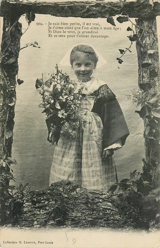 Menina em vestido de quadros — poema sobre a infância — Coleção H. Laurent, Port-Louis - Frente