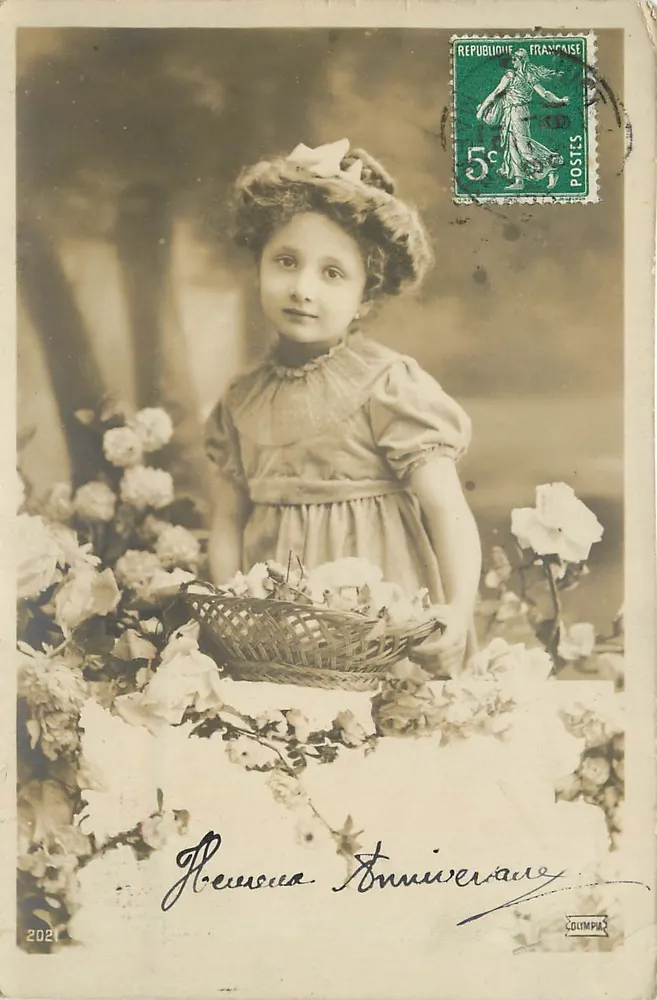 Menina com cesto de flores — Aniversário — Olympia - Frente