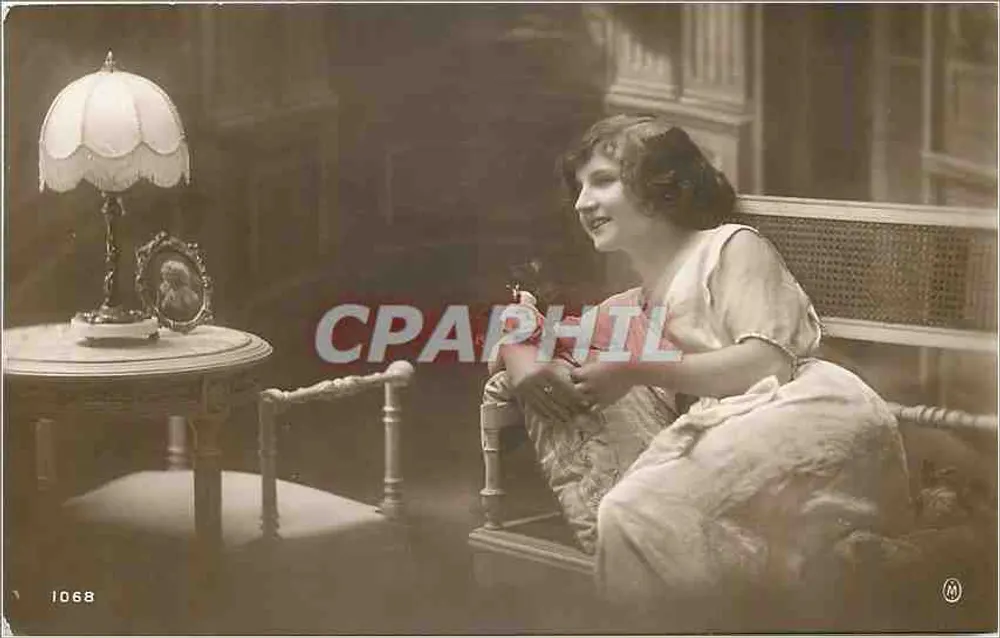 Jovem mulher sorridente — interior elegante — n°1068 - Frente