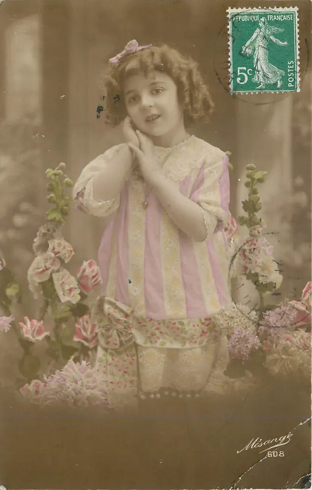 Menina pequena com vestido listrado — estúdio fotográfico — Misange 608 - Frente