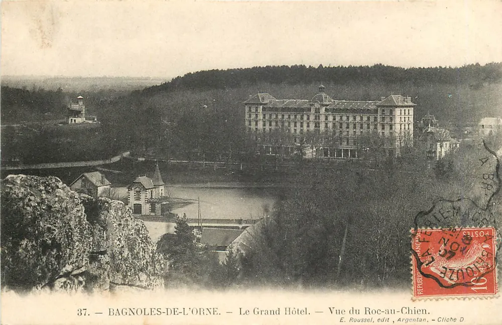 Bagnoles-de-l'Orne — Le Grand Hôtel — Vue du Roc-au-Chien — E. Roussel, édit, Argentan — Cliché D - Recto