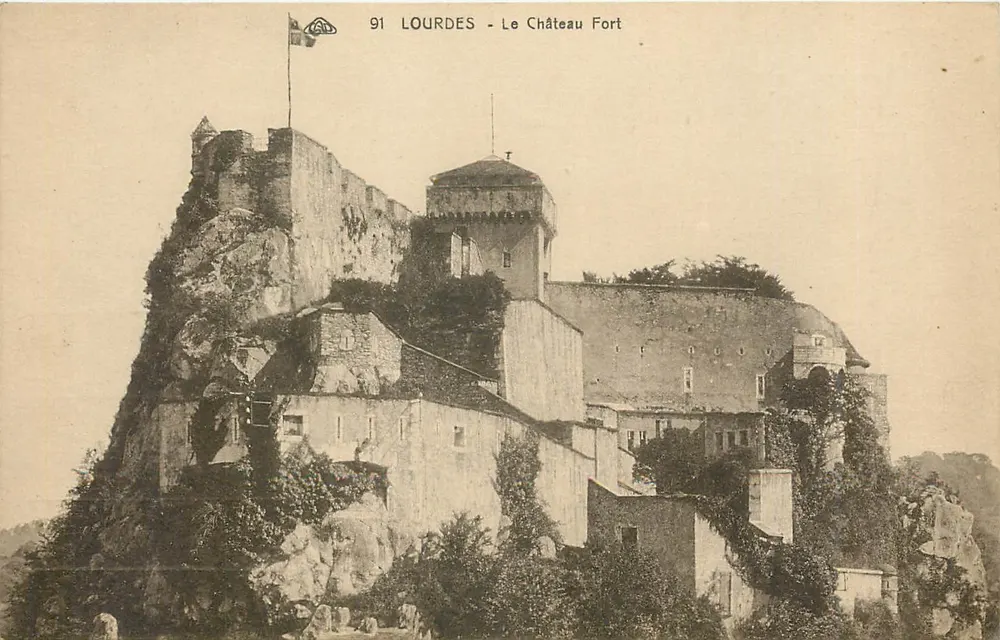 Lourdes - O Castelo Forte — editor Alvy (91) - Frente