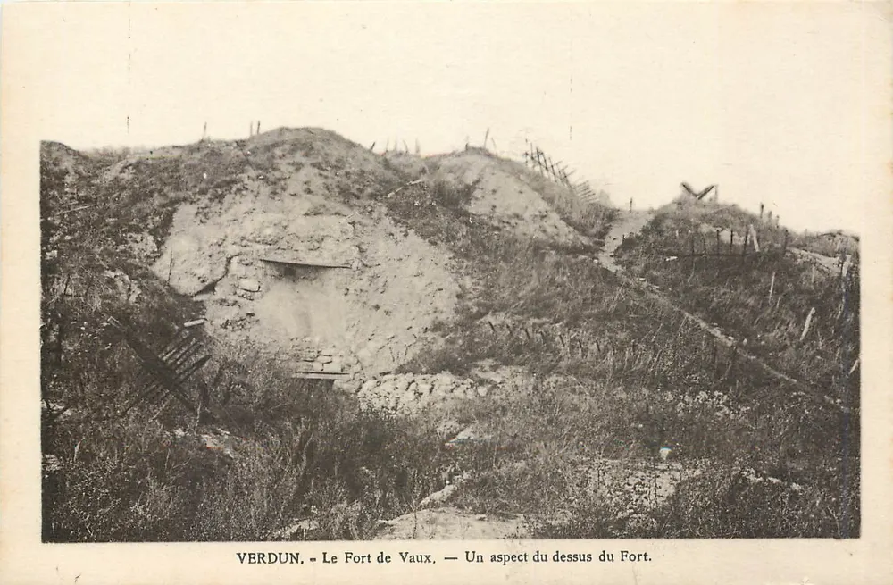 Verdun - Das Fort von Vaux — Ein Blick von oben auf das Fort - Vorderseite