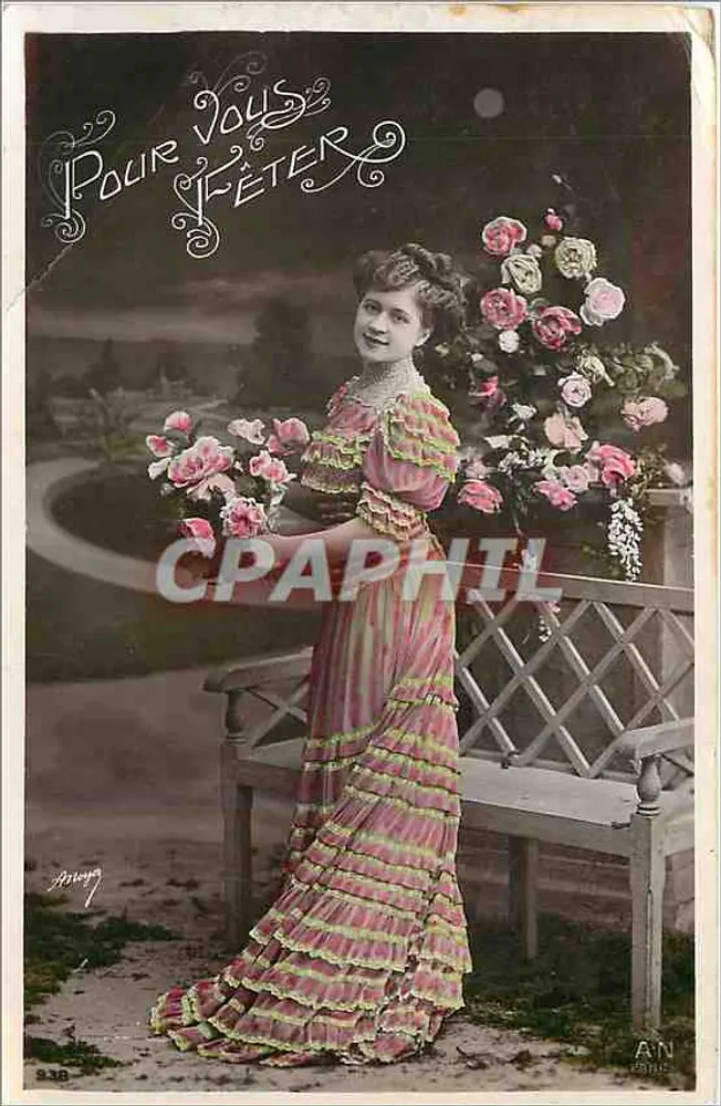 Jovem mulher com vestido de mangas largas — com buquê de rosas — editada por A.N. (n° 938) - Frente