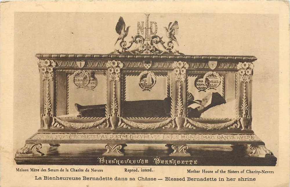 De gelukzalige Bernadette in haar reliquiário — Moederhuis van de Zusters van de Caritas van Nevers — Reprod. interd. - Voorkant