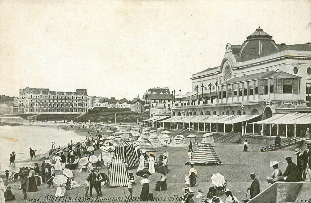 Biarritz. Casino Municipal Hotel Palais e o Farol — Editor L. Y. Z. n°1720 - Frente