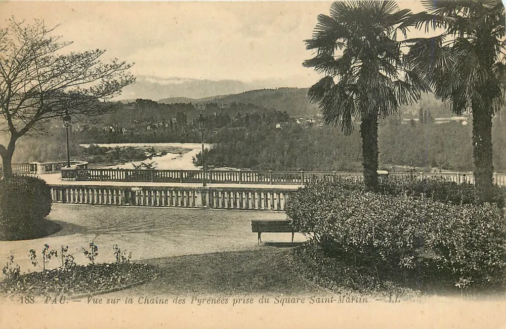 Pau — Aussicht auf die Pyrenäen von der Place Saint-Martin — LL - Vorderseite