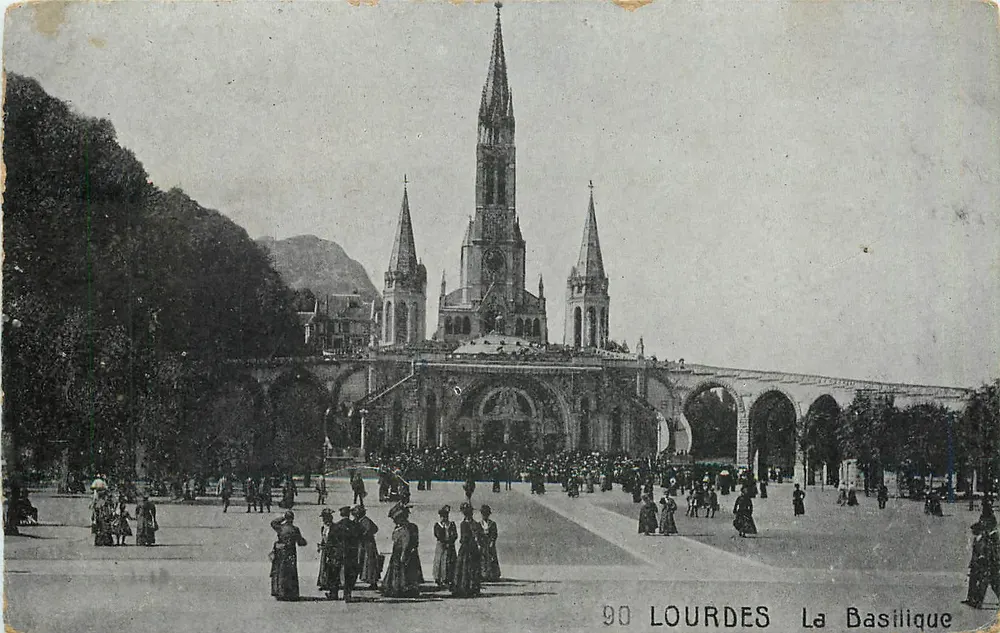 Lourdes — A Basílica — Editor desconhecido, n° 90 - Frente