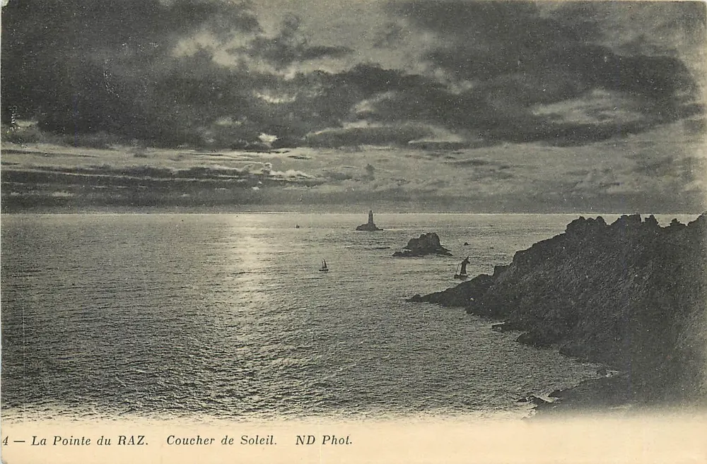 A Ponta do RAZ — Pôr do Sol — ND Fot. - Frente
