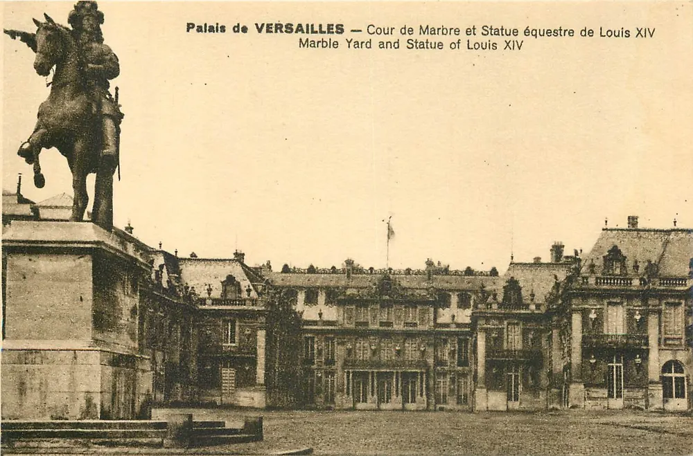 Palast von VERSAILLES — Marmorhof und Reitstatue von Ludwig XIV - Vorderseite