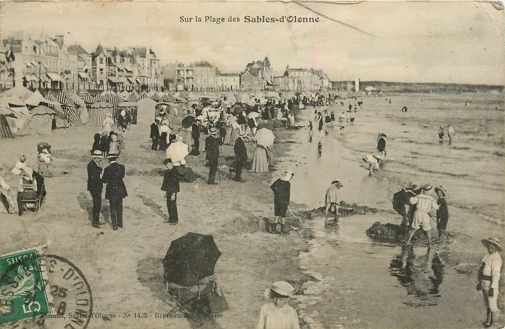 Sur la Plage des Sables-d'Olonne — vue animée de la plage avec bains et tentes — éditeur Lannau, N° 1435 - Frente