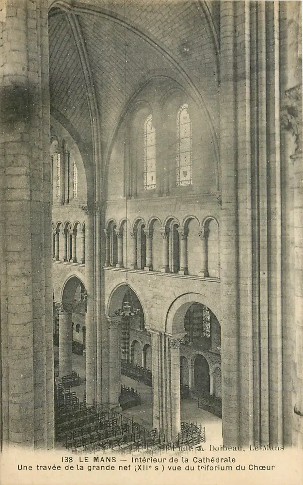 Le Mans — Innenansicht der Kathedrale, Blick vom Triforium des Chors (12. Jahrhundert) — Foto. A. Dolbeau, Le Mans - Vorderseite