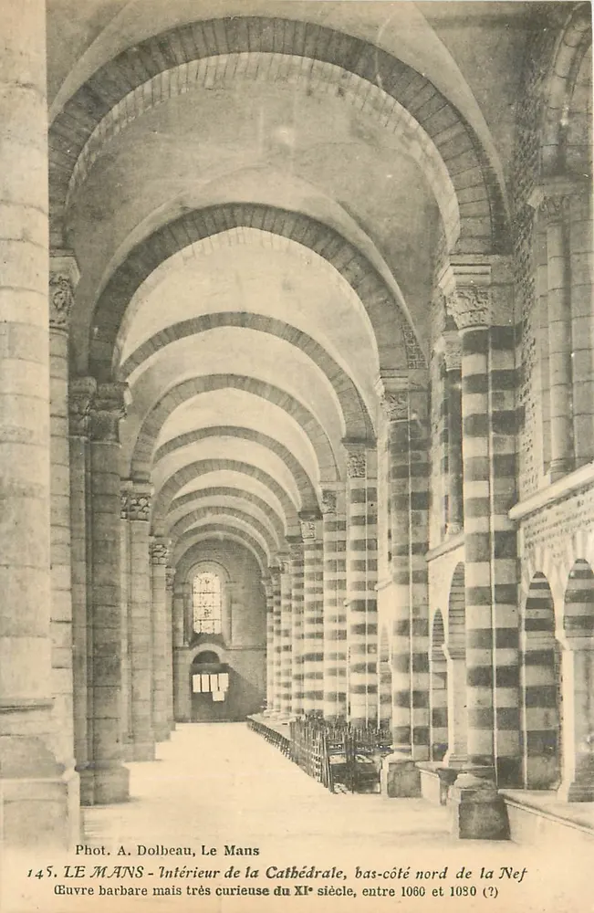 Le Mans - Innenansicht der Kathedrale, nördlicher Seitenchor der Kirche — romanische Arbeit aus dem 11. Jahrhundert, zwischen 1060 und 1090 (?) — Foto. A. Dolbeau, Le Mans - Vorderseite
