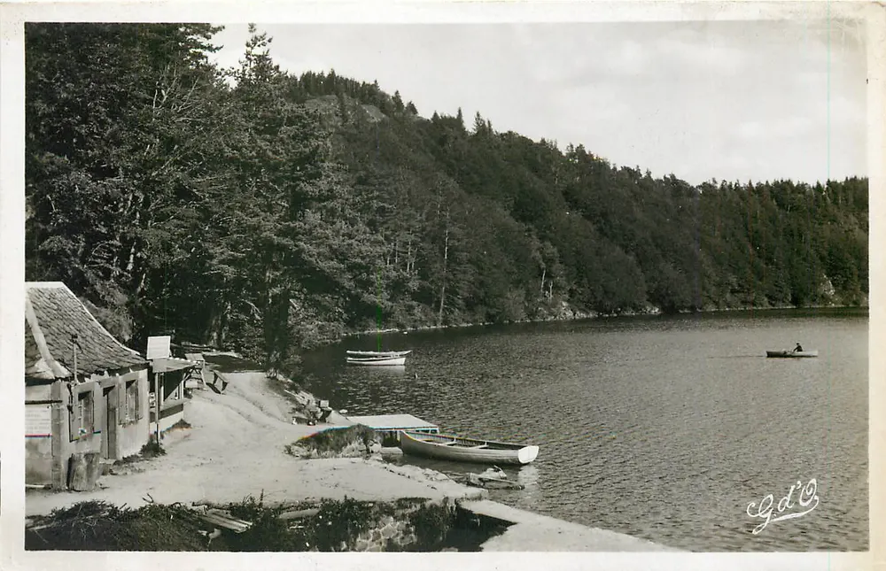 Lac Pavin — Entrée du Chemin sous bois — L'Auvergne - Recto
