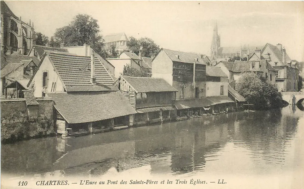 Chartres — Der Fluss Eure am Pont des Saints-Pères und die Drei Kirchen — LL. - Vorderseite