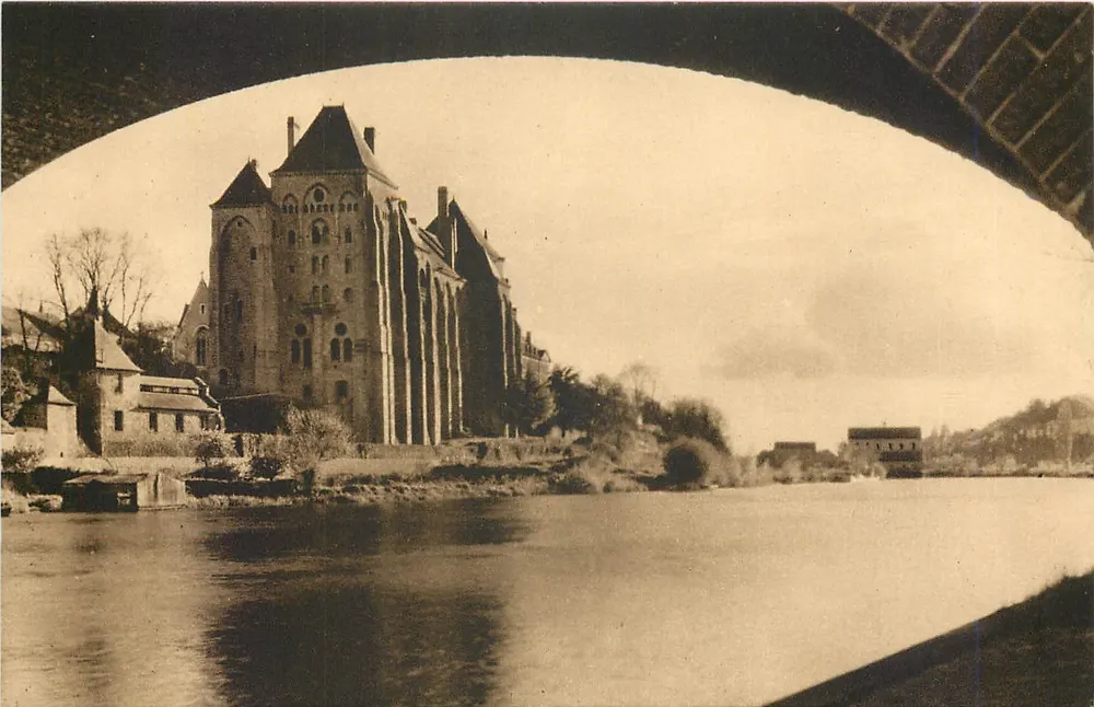 L'Abbaye de Solesmes — Vue sous le Pont — Édition des « Arts de Solesmes » - Recto