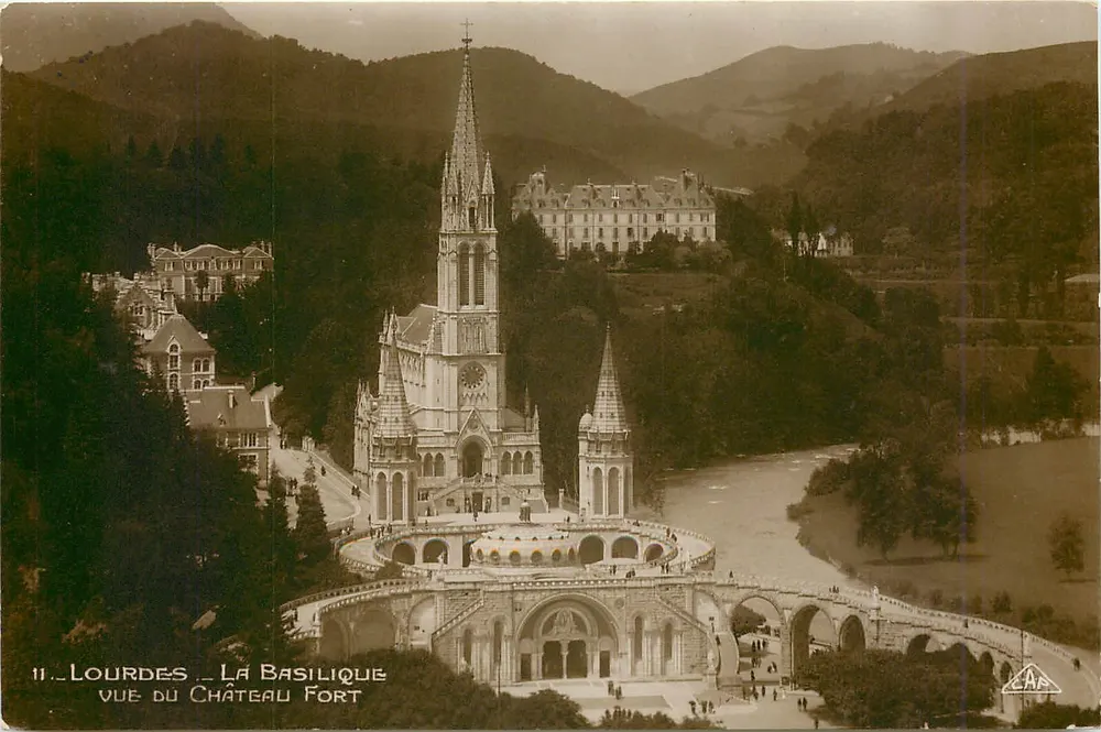 Lourdes — Vue du Château Fort — La Basilique — éditeur CAA - Recto