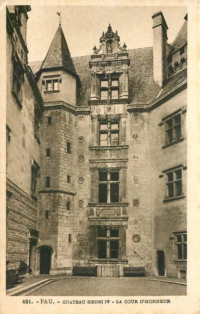Pau - Château Henri IV - La Cour d'Honneur — éditeur anonyme, n° 421 - Recto