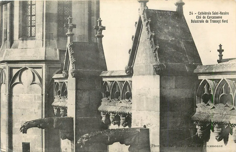 Cathédrale Saint-Nazaire — Cité de Carcassonne, balustrade du transept nord — Photo Michel Jordy - Recto