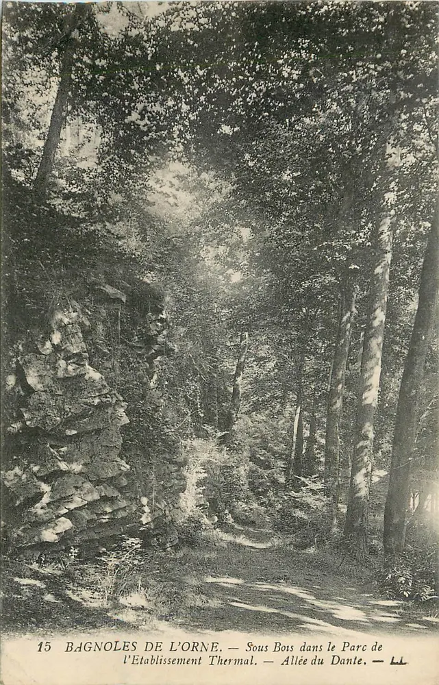 Bagnoles-de-l'Orne — Unter den Bäumen im Thermalpark — Allée du Dante — n°15 - Vorderseite