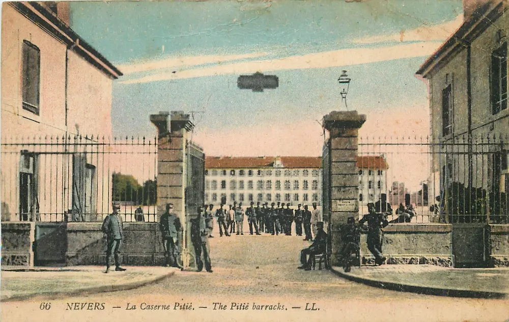 Nevers — A Caserna Pitié — The Pitié barracks — LL. — n°66 - Frente