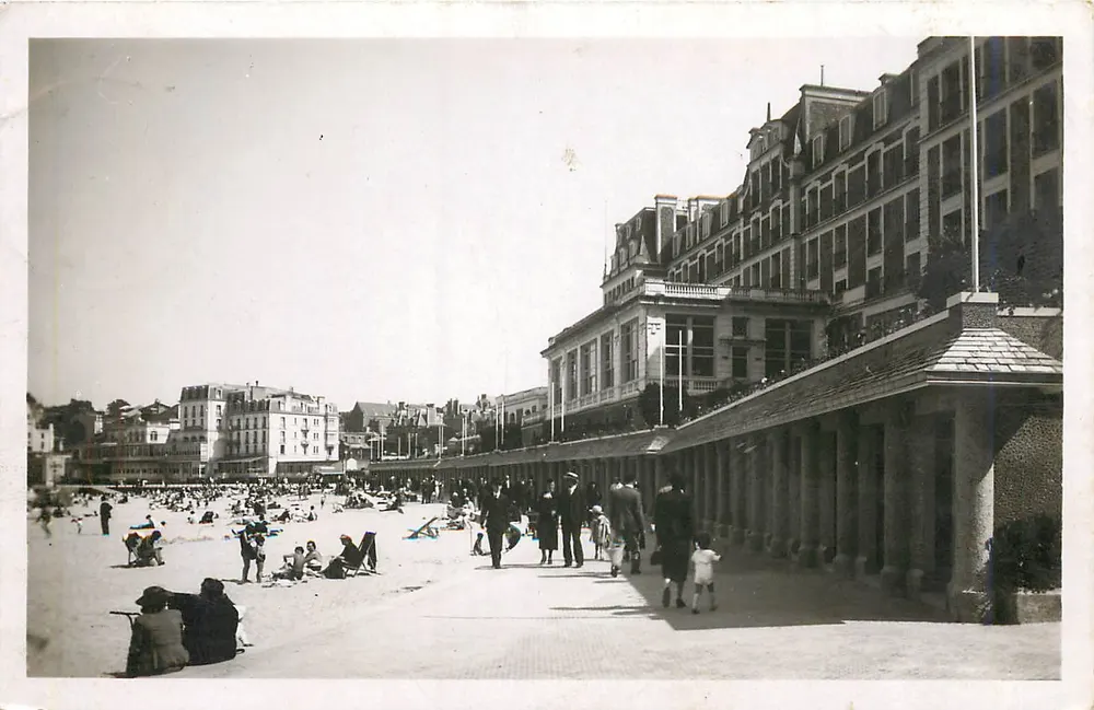 Dinard — La Promenade et les nouvelles cabines de bain — G. P. Strasbourg - Recto