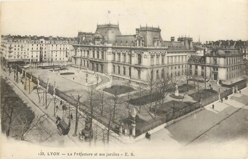 LYON — A Prefeitura e seus jardins — E. R. - Frente