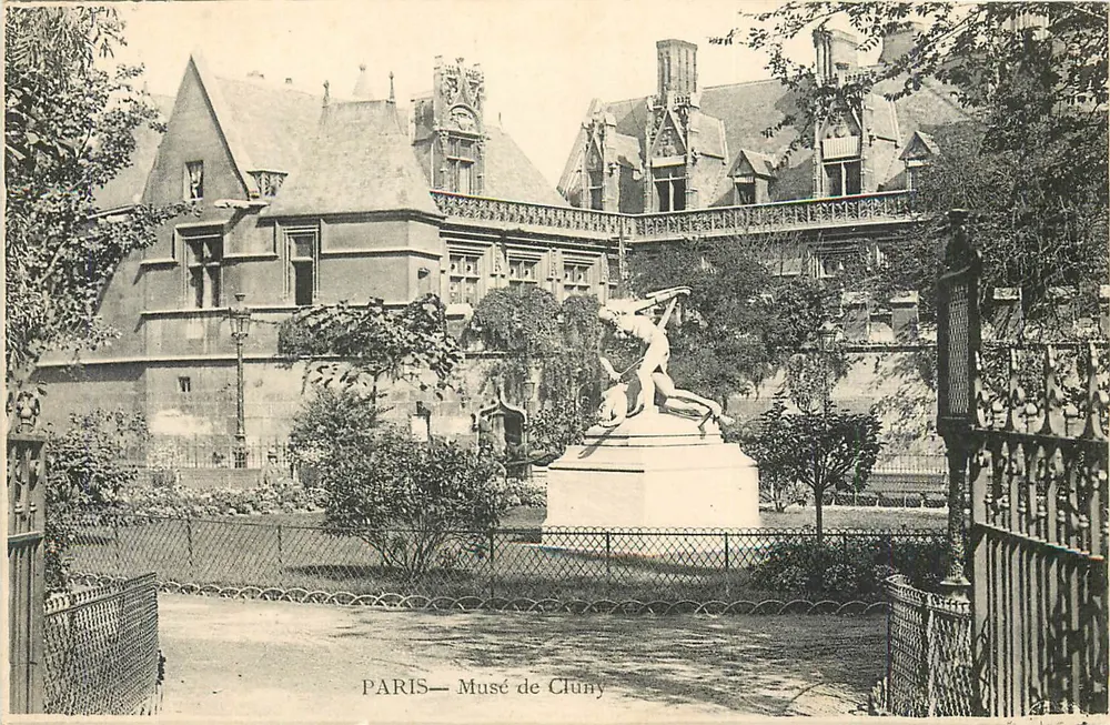 PARIS — Museu de Cluny — vista do jardim com estátua - Frente