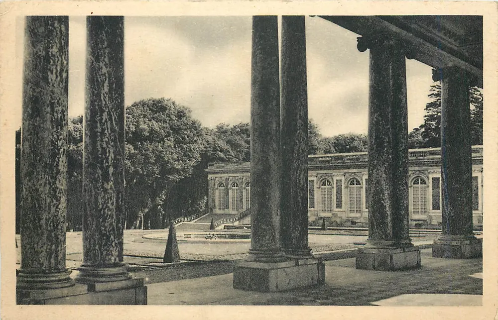 Versailles — Grand Trianon. O Péristilo. - Frente