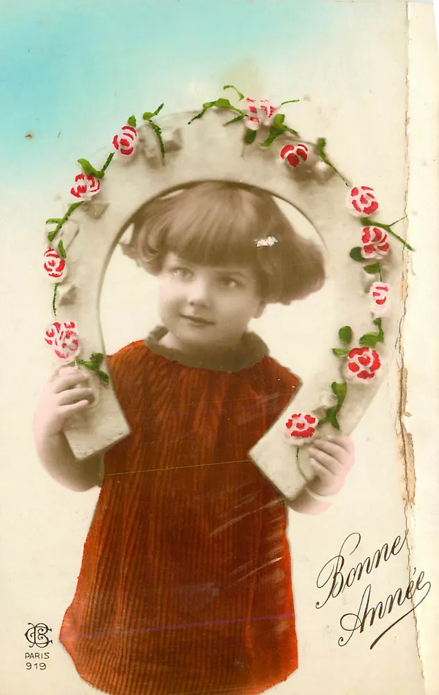 Fille en robe rouge — portrait encadré de roses — éditeur Paris 919 - Front